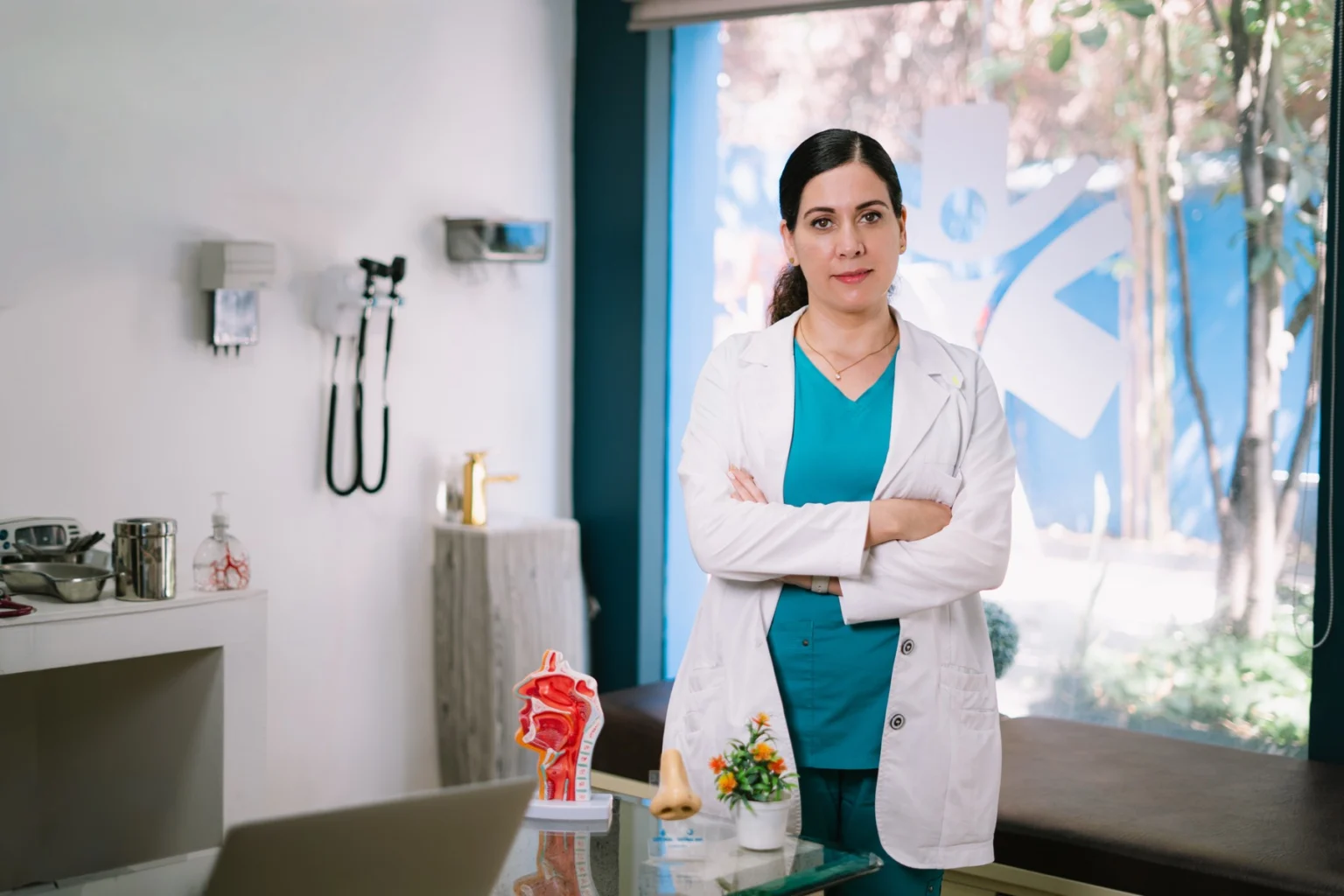 Dra. Teresa Plascencia en su consultorio de alergología en Guadalajara